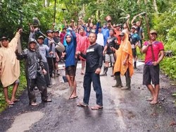 Duh! Kelamaan Ditangani, Warga di Karangasem Tambal Sendiri Jalan Rusak