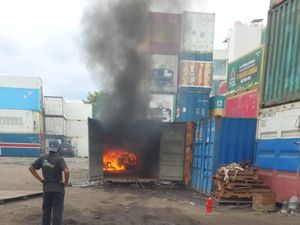 Peti Kontainer di Jakut Terbakar Akibat Cairan Kimia, Kerugian Rp 90 Juta