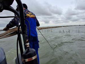 Polri Kerahkan 154 Anggota-10 Perahu Karet Bongkar Pagar Laut Tangerang