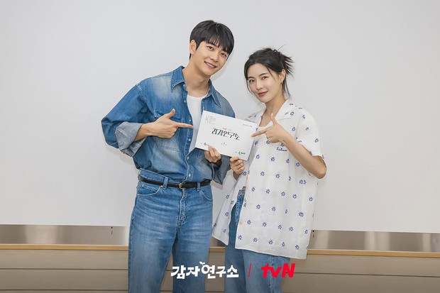 Potret Kang Tae Oh dan Lee Sun Bin dalam pembacaan naskah drama 'The Potato Lab'