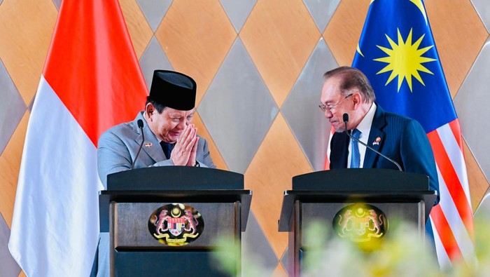 Prabowo Bertemu Anwar Ibrahim Prabowo berjumpa secara bilateral dengan Perdana Menteri Malaysia, Anwar Ibrahim, di Menara Kembar Petronas, Senin (27/1/2025).