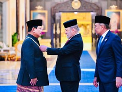 Video: Momen Prabowo Dianugerahi Tanda Kehormatan Darjah Kerabat Johor