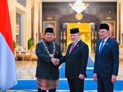 Prabowo Dianugerahi Tanda Kehormatan Darjah Kerabat Johor di Malaysia
