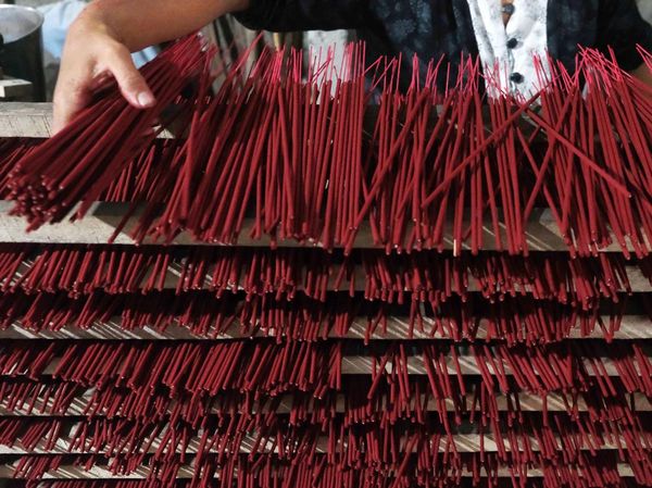 Melihat Produksi Dupa untuk Sembahyang di Bali