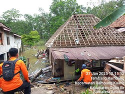 Rumah Panggung di Ogan Ilir Ambruk Imbas Hujan dan Angin Kencang