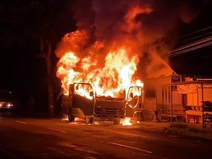 Bus Pariwisata Hangus Terbakar di Jalan Denpasar-Gilimanuk Bus Pariwisata Hangus Terbakar di Jalan Denpasar-Gilimanuk