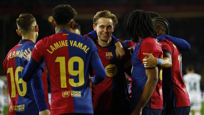 Soccer Football - LaLiga - FC Barcelona v Valencia - Estadi Olimpic Lluis Companys, Barcelona, Spain - January 26, 2025 FC Barcelonas Frenkie de Jong celebrates scoring their first goal with teammates REUTERS/Albert Gea