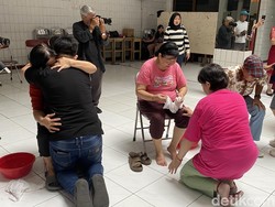 Cara Warga Tionghoa Semarang Sungkem Jelang Imlek: Basuh Kaki Ortu