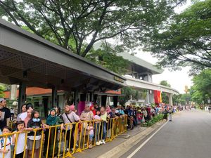 TMII Diserbu Pengunjung, Antrean Naik Bus Keliling hingga 150 Meter TMII Diserbu Pengunjung, Antrean Naik Bus Keliling hingga 150 Meter