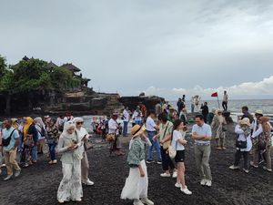 Jumlah Turis ke Tanah Lot Naik Saat Libur Panjang, Capai 9 Ribu Orang Jumlah Turis ke Tanah Lot Naik Saat Libur Panjang, Capai 9 Ribu Orang