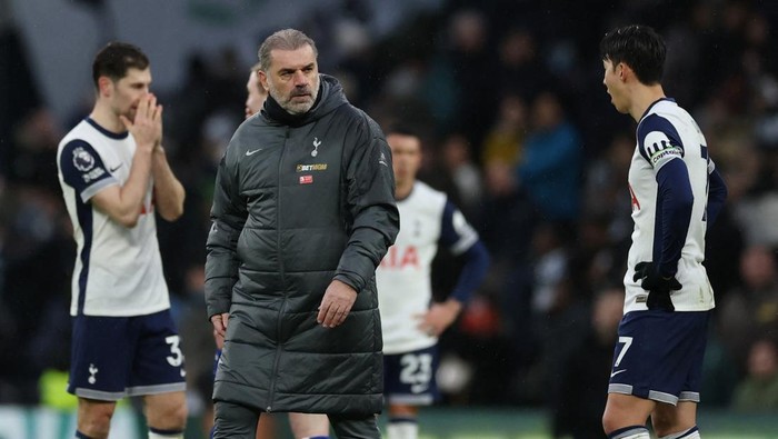 Soccer Football - Premier League - Tottenham Hotspur v Leicester City - Tottenham Hotspur Stadium, London, Britain - January 26, 2025 Tottenham Hotspur manager Ange Postecoglou and Son Heung-min look dejected after the match Action Images via Reuters/Paul Childs EDITORIAL USE ONLY. NO USE WITH UNAUTHORIZED AUDIO, VIDEO, DATA, FIXTURE LISTS, CLUB/LEAGUE LOGOS OR LIVE SERVICES. ONLINE IN-MATCH USE LIMITED TO 120 IMAGES, NO VIDEO EMULATION. NO USE IN BETTING, GAMES OR SINGLE CLUB/LEAGUE/PLAYER PUBLICATIONS. PLEASE CONTACT YOUR ACCOUNT REPRESENTATIVE FOR FURTHER DETAILS..