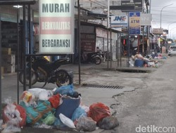 Imbas Jalintim Banjir Bikin Sampah Penuhi Jalan-Gang Perumahan di Pelalawan