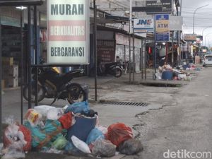 Imbas Jalintim Banjir Bikin Sampah Penuhi Jalan-Gang Perumahan di Pelalawan Imbas Jalintim Banjir Bikin Sampah Penuhi Jalan-Gang Perumahan di Pelalawan