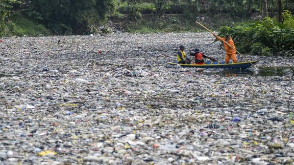 Duh! Sungai Citarum Lama jadi Lautan Sampah