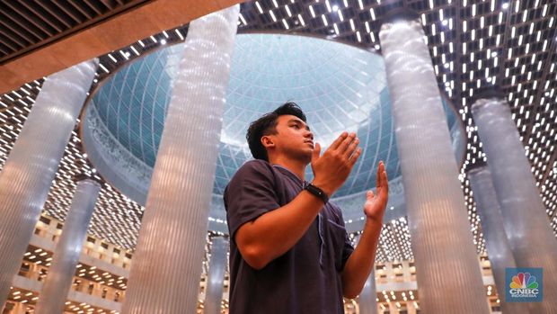 umat-muslim-menjalakan-ibadah-di-masjid-istiqla-jakarta-cnbc-indonesiafaisal-rahman_169 10 Bumi paling religius di dunia, Indonesia nomor 7