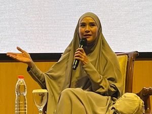 Video: Gaya Parenting Zaskia Mecca, Jadi Polisi Medsos Hingga Beri Apresiasi ke Anak Video: Gaya Parenting Zaskia Mecca, Jadi Polisi Medsos Hingga Beri Apresiasi ke Anak