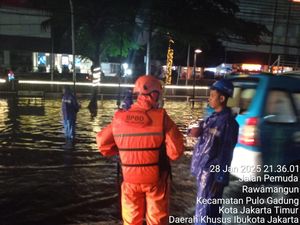 Banjir Jakarta Jadi 26 RT-20 Ruas Jalan, Tinggi Air di Jakbar Capai 1 Meter Banjir Jakarta Jadi 26 RT-20 Ruas Jalan, Tinggi Air di Jakbar Capai 1 Meter