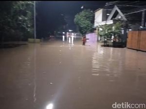 Warga Madiun Sedang Salat Saat Terseret Banjir karena Rumahnya Ambrol Warga Madiun Sedang Salat Saat Terseret Banjir karena Rumahnya Ambrol
