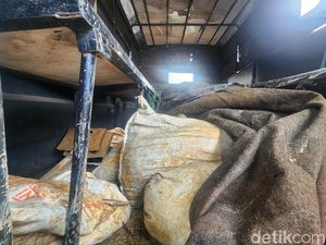 Polisi Gerebek Tambang Emas Ilegal di Tanjakan Kesik, 6 Orang Diamankan Polisi Gerebek Tambang Emas Ilegal di Tanjakan Kesik, 6 Orang Diamankan