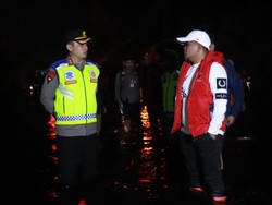 Bupati-Kapolres Tinjau Banjir Jalintim di Pelalawan, Pastikan Lalu Lintas Lancar
