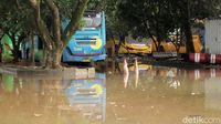 Potret Bangkai Bus yang Rutin Terendam Banjir di Gedebage