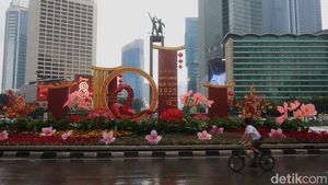 Dekorasi Imlek Meriahkan Bundaran HI Jakarta