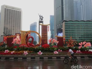 Dekorasi Imlek Meriahkan Bundaran HI Jakarta
