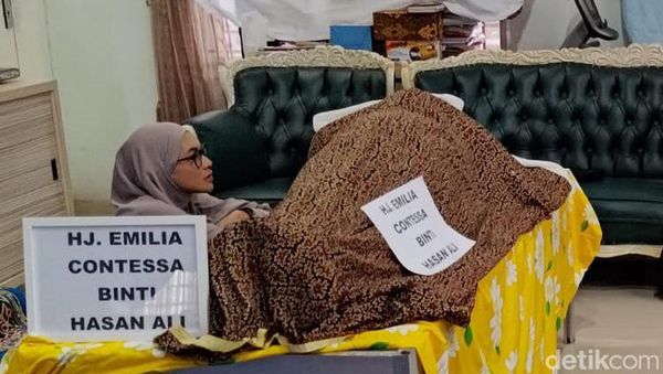 Momen Denada Bersimpuh di Samping Jenazah Ibunya Emilia Contessa