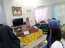 Denada Mandikan Jenazah Ibunya Emillia Contessa