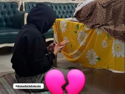Denada Bersimpuh di Samping Jenazah Emilia Contessa Usai Sampai Banyuwangi
