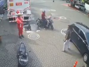 Video: Petugas SPBU di Surabaya Dikeroyok Gegara Tegur Orang Merokok Video: Petugas SPBU di Surabaya Dikeroyok Gegara Tegur Orang Merokok