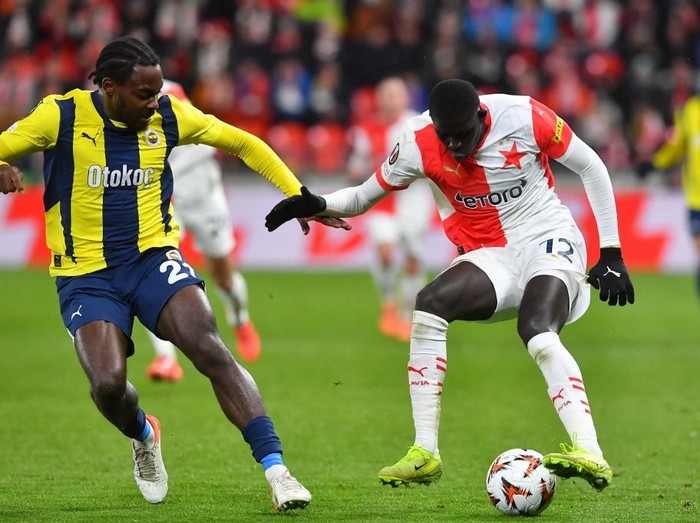 Slavia Pragues Senegalese defender #12 El Hadji Malick Diouf (R) and Fenerbahces Nigerian defender #21 Bright Osayi-Samuel vie for the ball during the UEFA Europa League football match between Slavia Prague and Fenerbahce SK in Prague, Czech Republic on November 28, 2024. (Photo by MICHAL CIZEK / AFP)