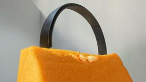 Keren! 10 Makanan Ini Jadi Elemen Foto Topi hingga Tas