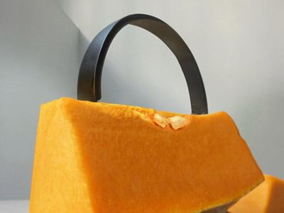 Keren! 10 Makanan Ini Jadi Elemen Foto Topi hingga Tas