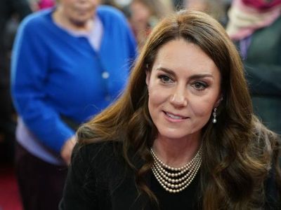 Foto: Kalung Ratu dan Gaya Simbolis Kate Middleton di Peringatan Holocaust
