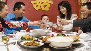 5 Cara Detoks Efektif Usai Makan Banyak Saat Imlek