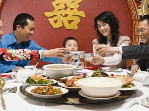 5 Cara Detoks Efektif Usai Makan Banyak Saat Imlek