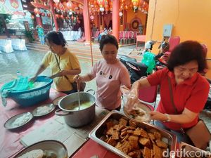 Sambut Imlek, Kelenteng Hok Tik Bio Pati Sediakan Makan Gratis untuk Umum Sambut Imlek, Kelenteng Hok Tik Bio Pati Sediakan Makan Gratis untuk Umum