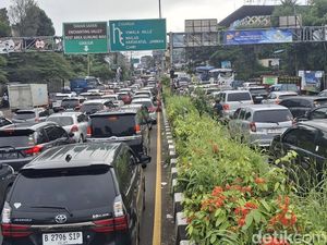 Padat, 10 Ribu Kendaraan Melintas di Jalur Puncak Bogor Pagi Ini Padat, 10 Ribu Kendaraan Melintas di Jalur Puncak Bogor Pagi Ini