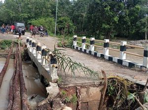 Waspada! Jembatan Penghubung 2 Desa di Prabumuli Nyaris Putus Waspada! Jembatan Penghubung 2 Desa di Prabumuli Nyaris Putus