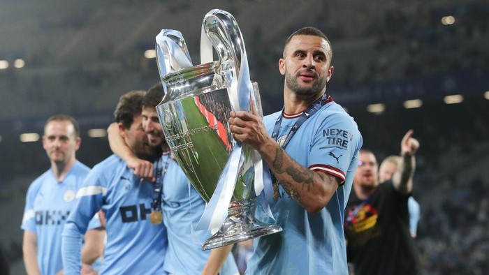 ISTANBUL, TURKEY - JUNE 10: Kyle Walker of Manchester City lifts the trophy after the UEFA Champions League 2022/23 final match between FC Internazionale and Manchester City FC at Ataturk Olympic Stadium on June 10, 2023 in Istanbul, Turkey. (Photo by James Gill - Danehouse/Getty Images)