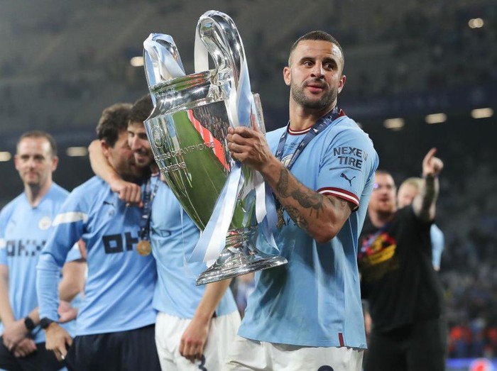 ISTANBUL, TURKEY - JUNE 10: Kyle Walker of Manchester City lifts the trophy after the UEFA Champions League 2022/23 final match between FC Internazionale and Manchester City FC at Ataturk Olympic Stadium on June 10, 2023 in Istanbul, Turkey. (Photo by James Gill - Danehouse/Getty Images)