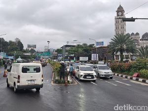 Video: One Way dari Puncak Menuju Jakarta Selesai, Lalin Kembali Dua Arah Video: One Way dari Puncak Menuju Jakarta Selesai, Lalin Kembali Dua Arah
