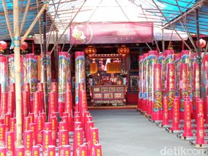Makna di Balik Ratusan Lilin Merah Terangi Vihara Dewi Welas Asih Makna di Balik Ratusan Lilin Merah Terangi Vihara Dewi Welas Asih
