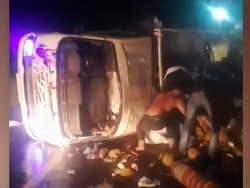 Video: Warga Jarah Durian, Uang, hingga STNK dari Pikap Terguling di Lampung