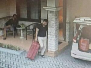Penampakan Antok Saat Angkat Koper Isi Potongan Tubuh Uswatun Penampakan Antok Saat Angkat Koper Isi Potongan Tubuh Uswatun