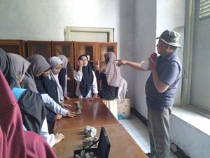 Menyelami Sejarah Majalengka Bersama Komunitas Grumala Menyelami Sejarah Majalengka Bersama Komunitas Grumala