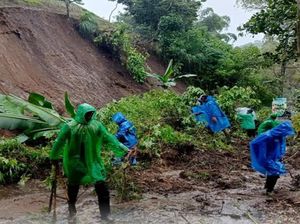 Longsor Terjadi di 4 Titik Kota Batu dalam Sehari saat Libur Panjang Longsor Terjadi di 4 Titik Kota Batu dalam Sehari saat Libur Panjang