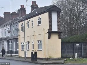 Paling Sempit di Inggris, Rumah Mirip Gang Senggol Ini Laku Rp 700 Juta-an! Paling Sempit di Inggris, Rumah Mirip Gang Senggol Ini Laku Rp 700 Juta-an!