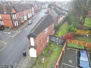 Mirip Gang Senggol, Rumah Tersempit di Inggris Laku Rp 700 Juta Mirip Gang Senggol, Rumah Tersempit di Inggris Laku Rp 700 Juta